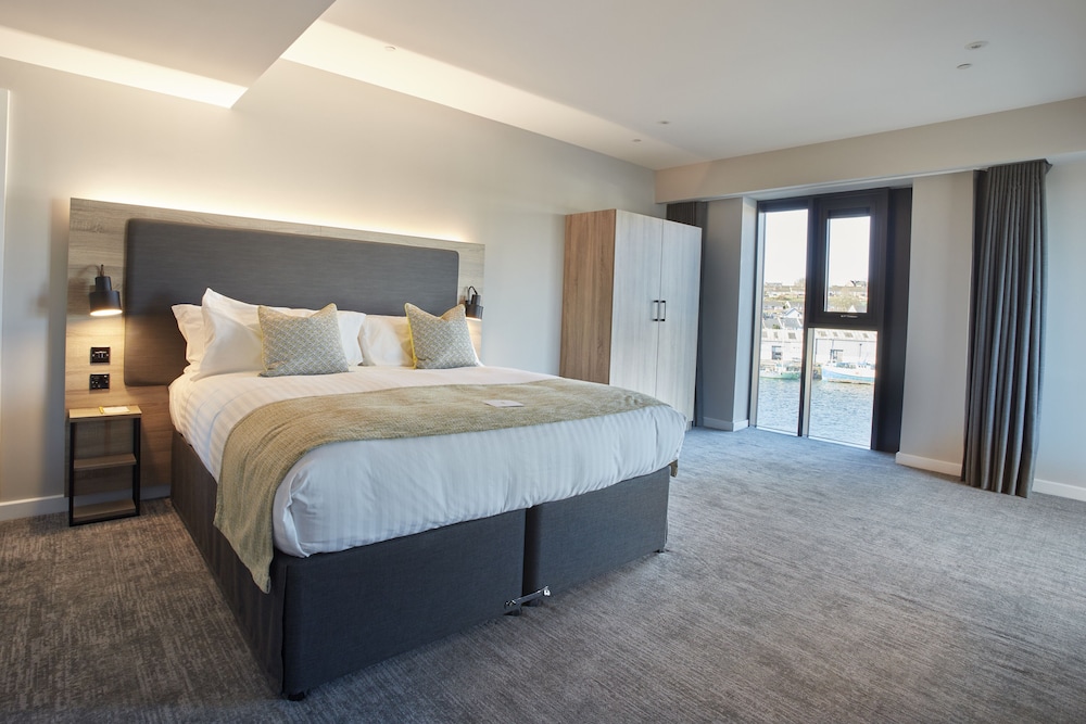 Deluxe Room with Waterfront View and Balcony photo 2