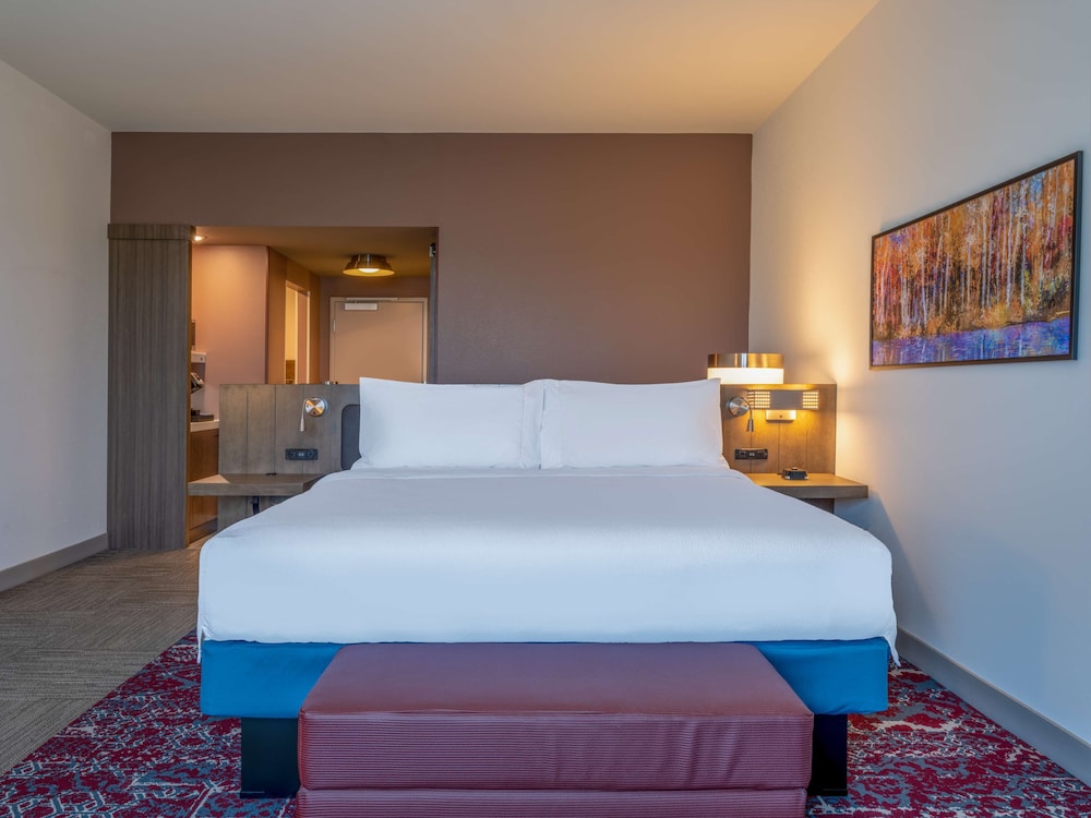 Deluxe Room, 1 King Bed, Accessible (Hearing) - Photo 2