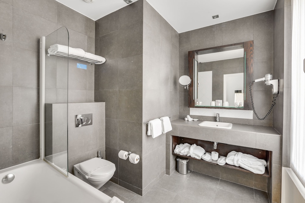 Deluxe Double or Twin Room thumbnail 6