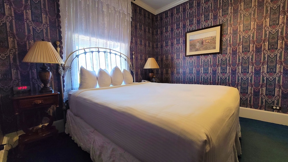 Deluxe Room, 1 Queen Bed photo 3