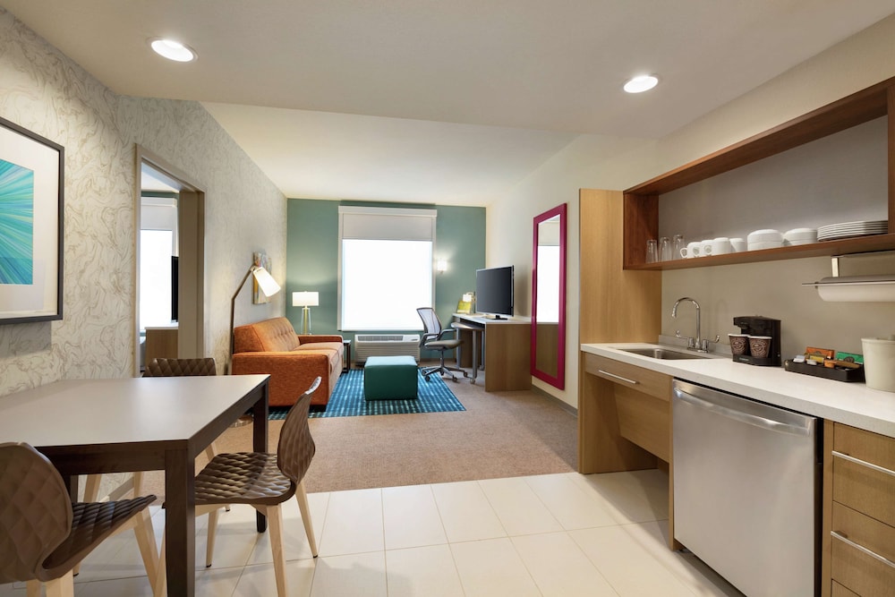 Suite, 1 Bedroom, Accessible (Mobility & Hearing, Roll-in Shower) photo 3