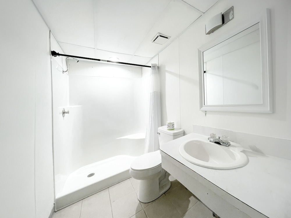Deluxe Room, 1 King Bed, Non Smoking photo 3