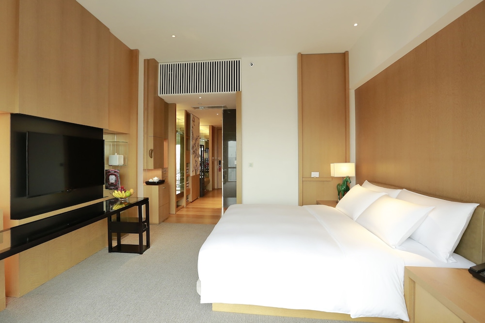 1 King Bed photo 2