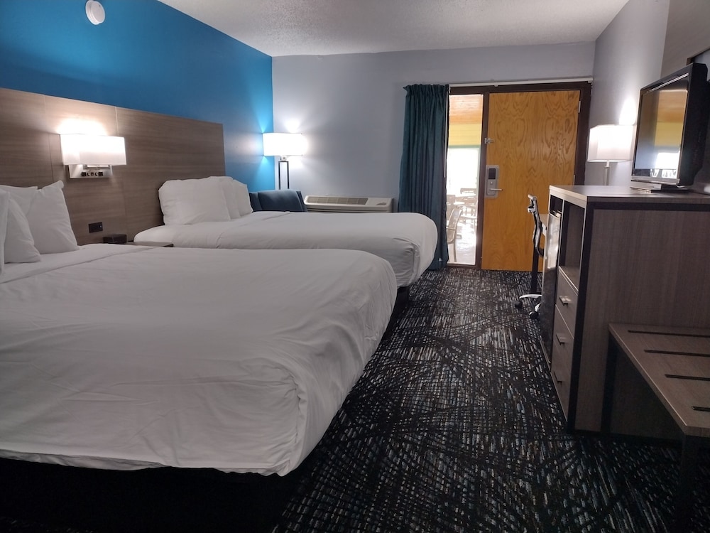 Room, 2 Queen Beds, Non Smoking, Poolside - Photo 1