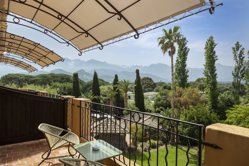 Classic Suite, 1 Double Bed, Mountain View, Garden Area Classic Suite, 1 Double Bed, Mountain View, Garden Area