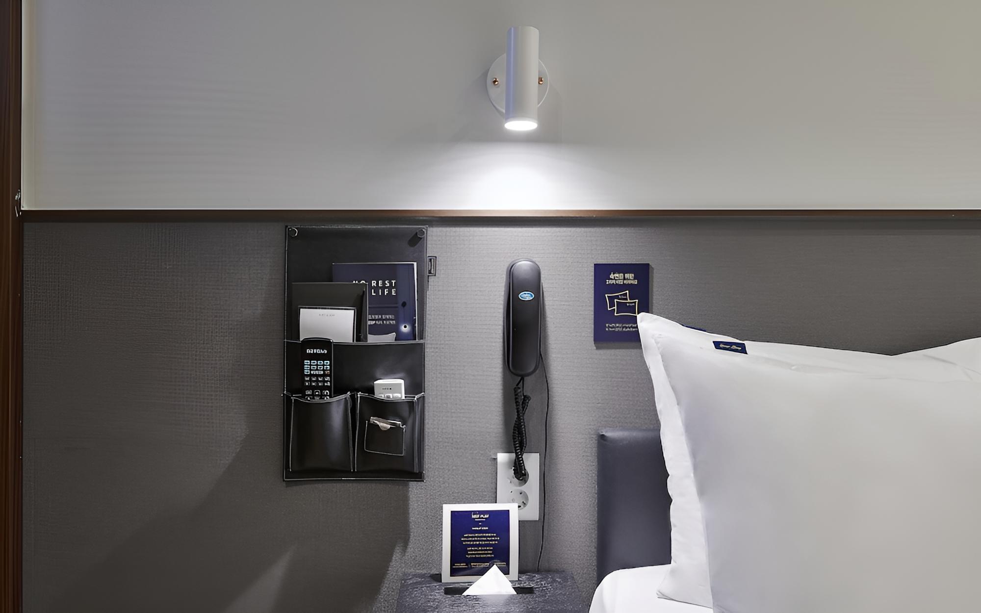 Room (Economy-Non-smoking (No Window Queen ) - Photo 4