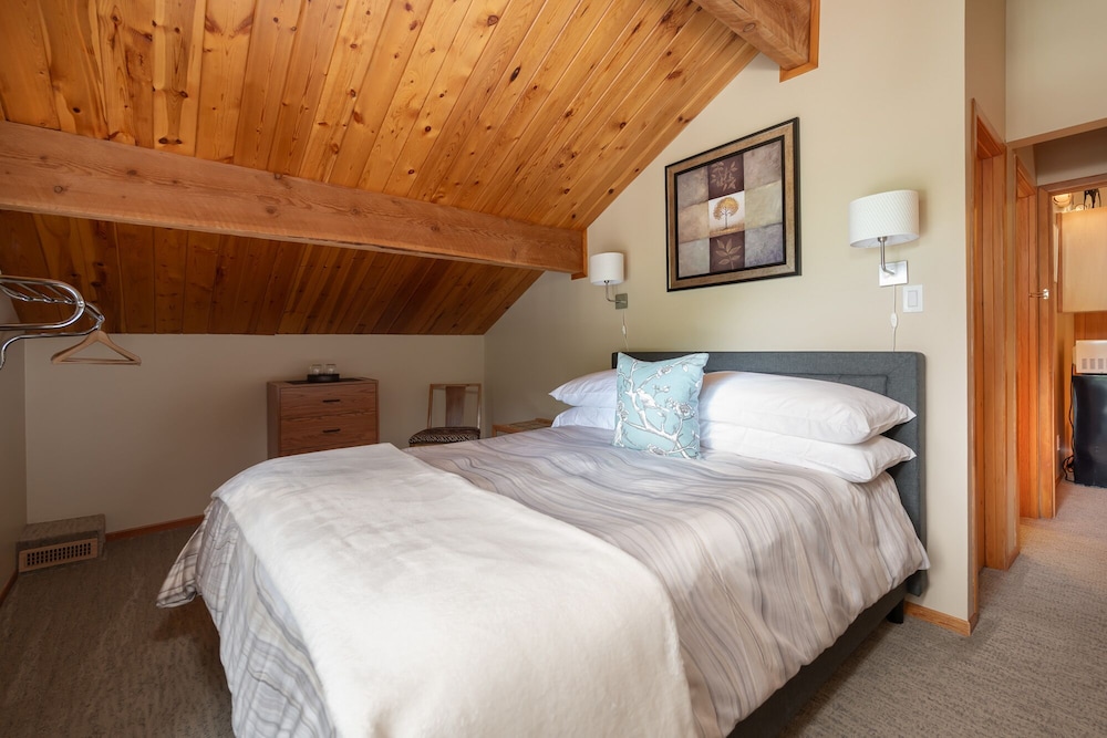 Superior Room, 1 Queen Bed photo 2