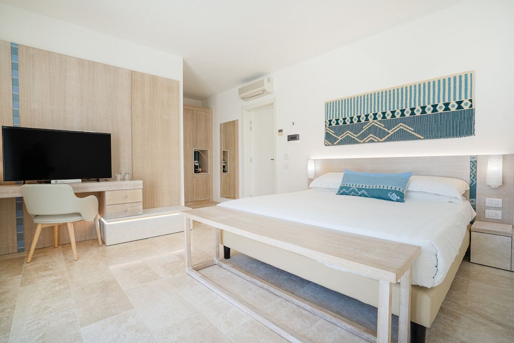 Deluxe Room, 1 Double Bed, Balcony, Sea View - Photo 2