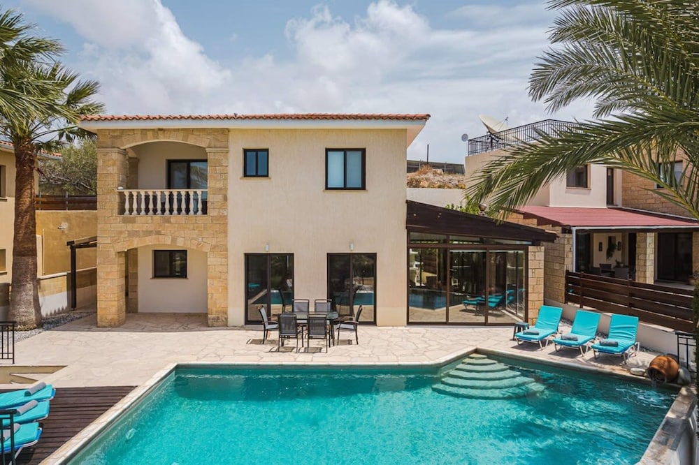 Villa photo 1