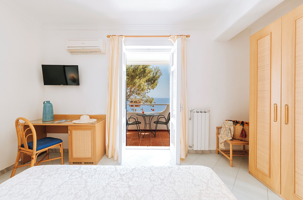 Superior Room, Balcony, Sea View - Photo 2