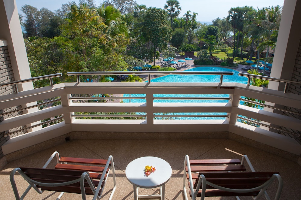Regency Room, Pool View - Photo 8