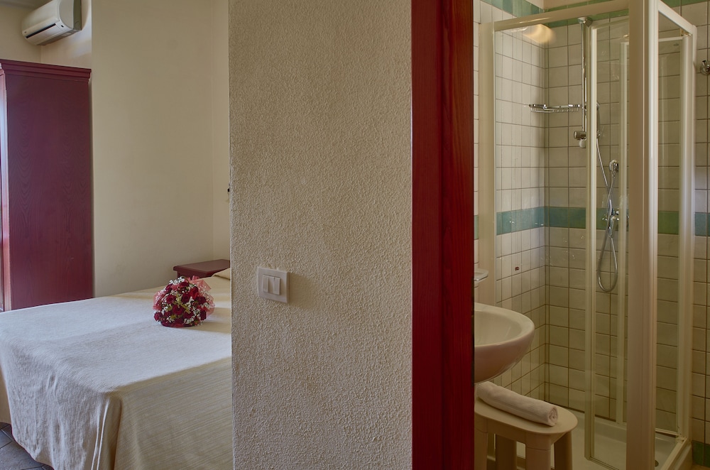 Standard Double Room - Photo 2