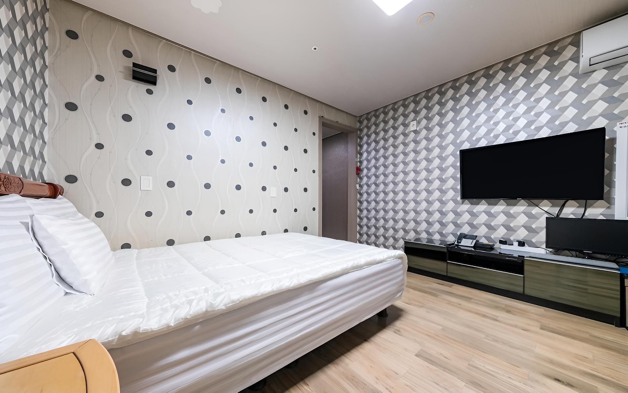 Room (Standard (Queen Bed)) - Photo 5