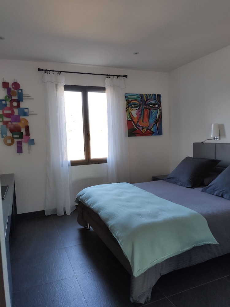 Deluxe Room, 1 Queen Bed, Non Smoking photo 1