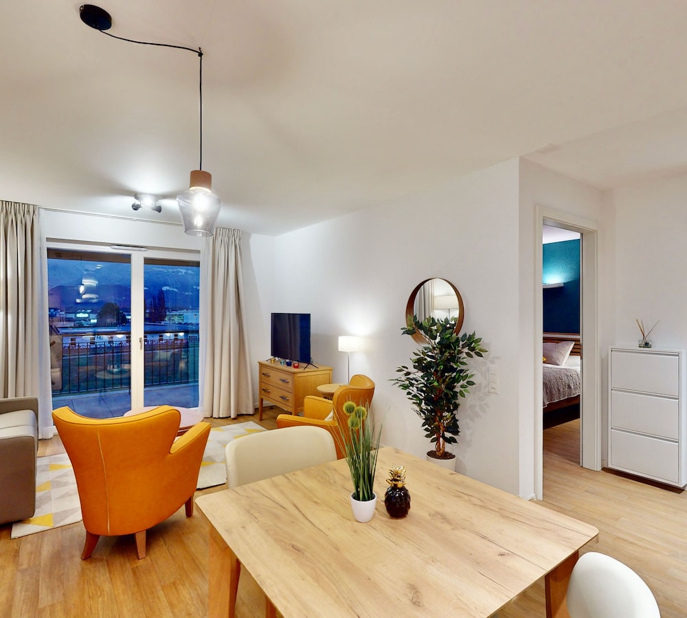Standard Apartment, 1 Queen Bed, Accessible, Garden View