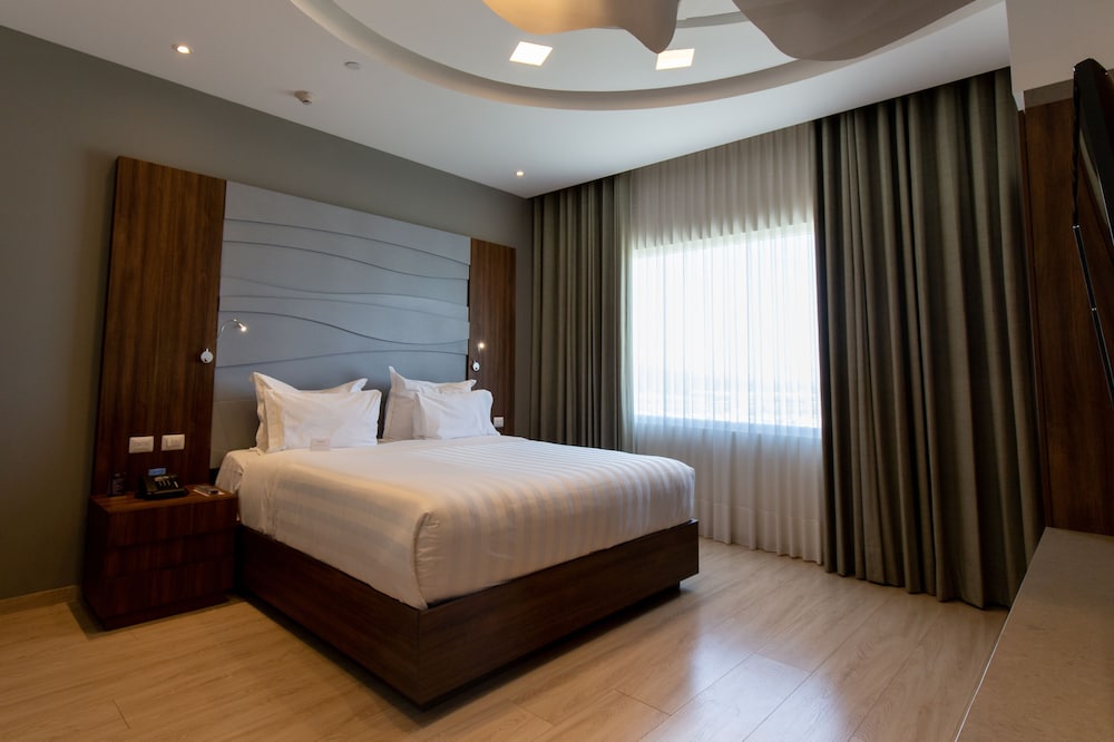 Junior Room, 1 King Bed