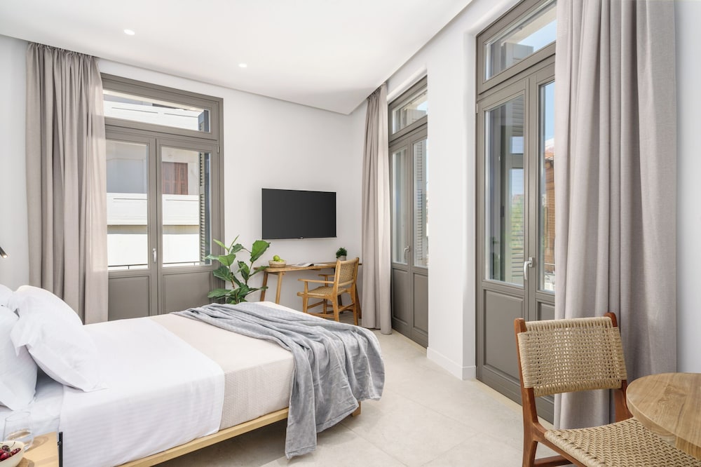 Deluxe Suite, City View