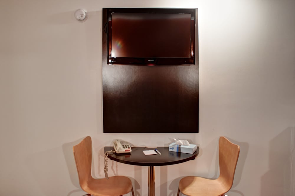 Room, 1 King Bed, Non Smoking, Kitchenette - Photo 6