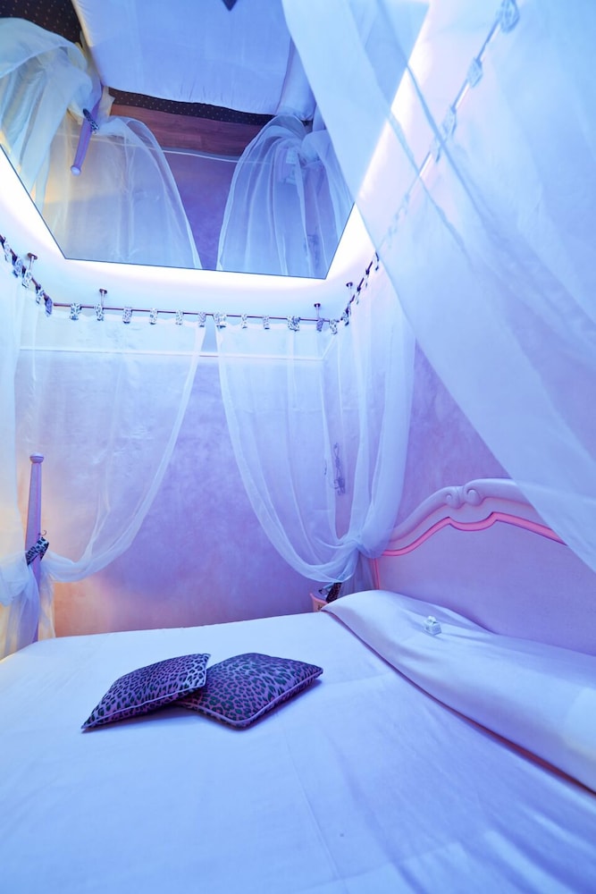 Attic Master Suite with Velux windows and Spa access - Photo 2