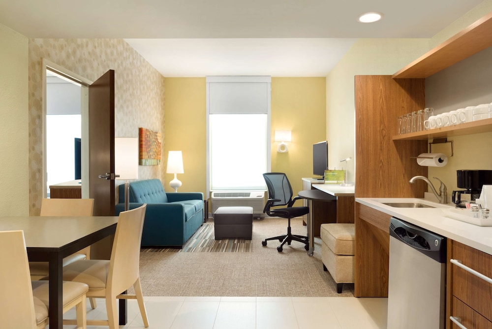 Suite, 1 King Bed, Accessible (Roll-in Shower)