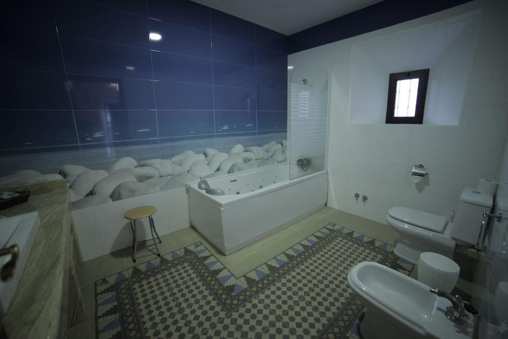 Deluxe Suite, Jetted Tub (4 Pax) photo 3