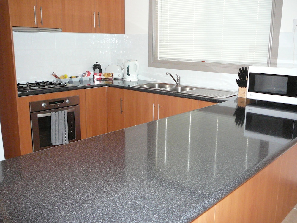 House, 3 Bedrooms, 2 Bathrooms photo 2