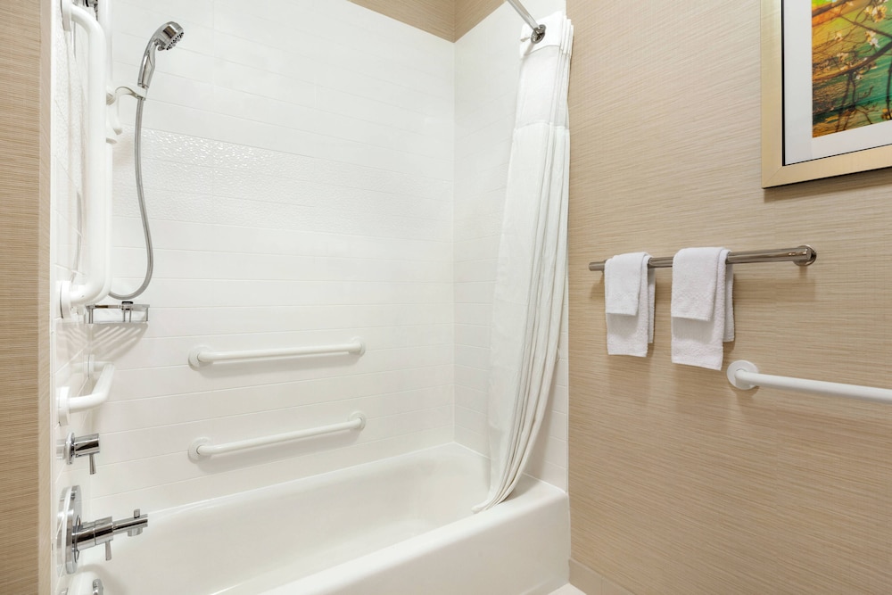 Room, 1 King Bed (Mobility/Hearing Accessible, Tub) - Photo 4