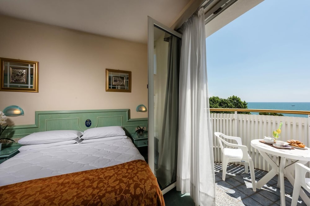 Classic Double or Twin Room, Balcony, Partial Sea View - Photo 1