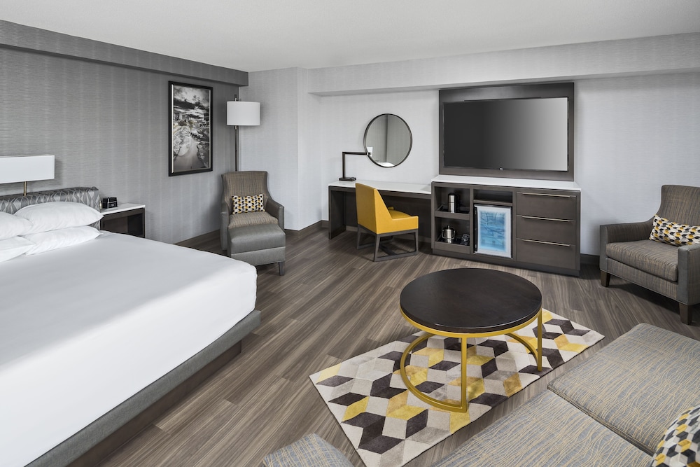 Room, 1 King Bed (Main Street View) - Photo 2