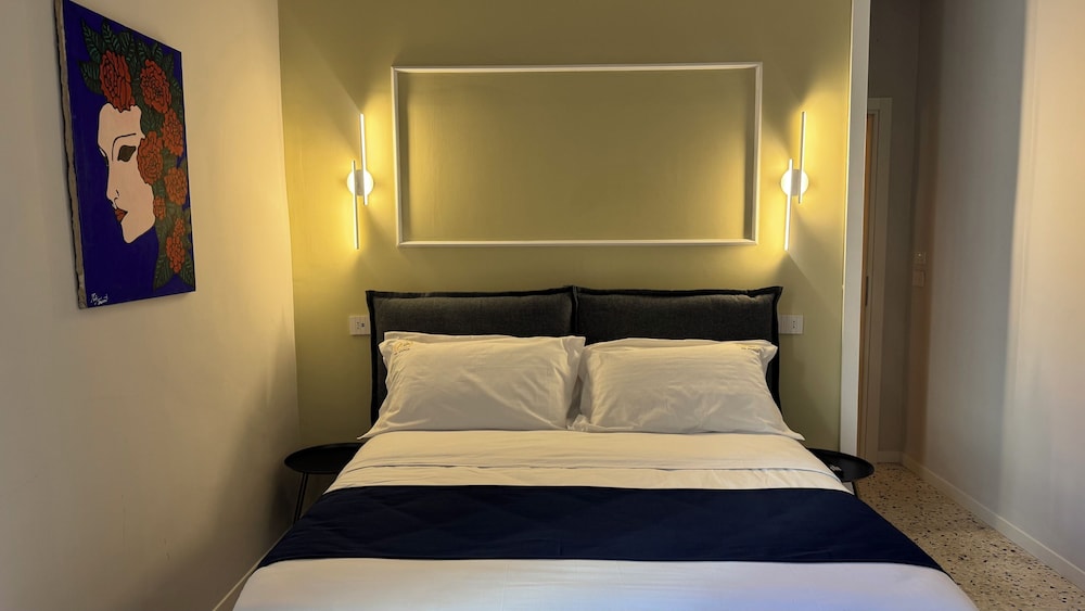 Luxury Double Room, 1 Queen Bed, Ensuite, Courtyard View