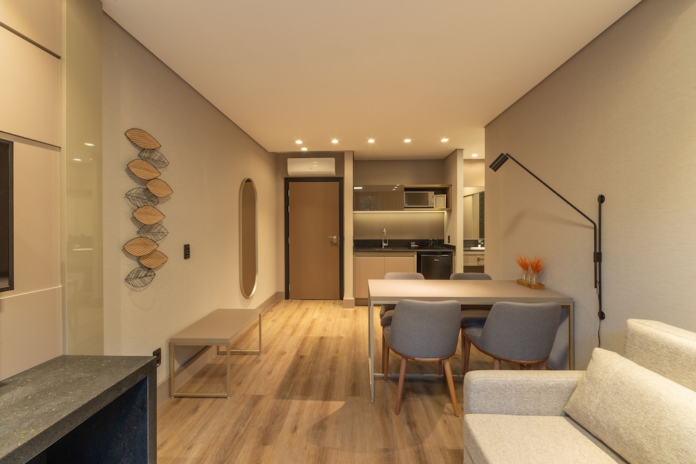 Suite - Photo 3