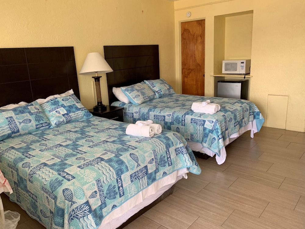 Standard Room, 2 Queen Beds photo 2