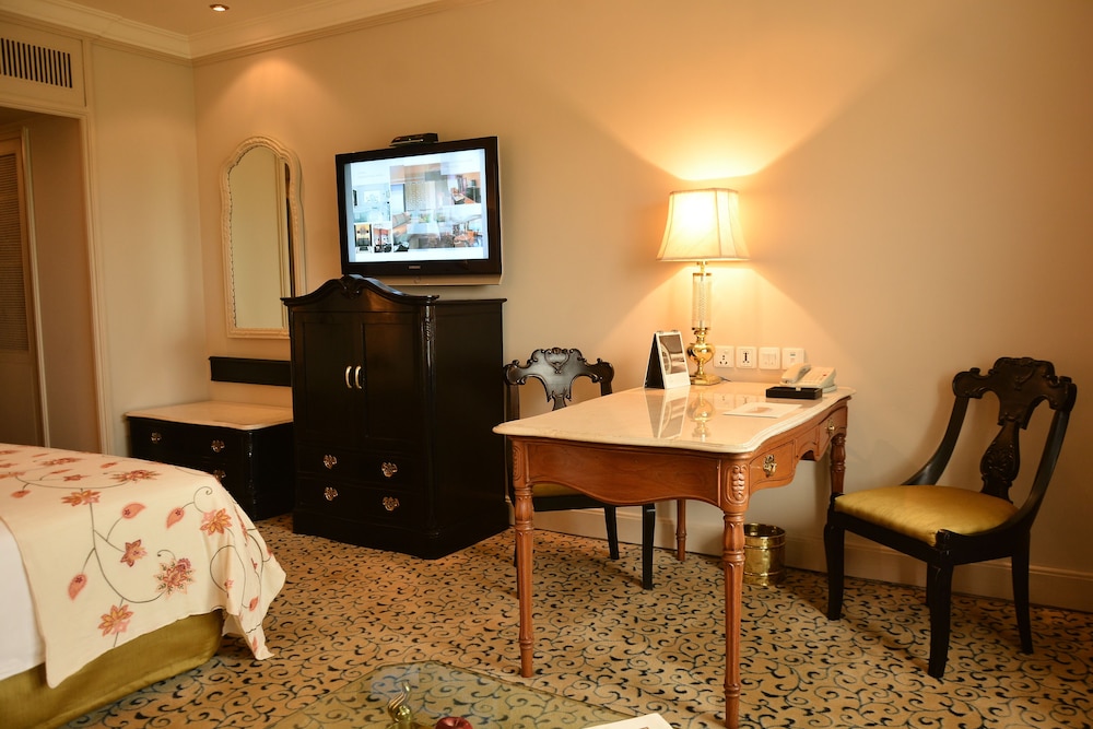 Superior Room King Bed Diplomatic Enclave View thumbnail 6