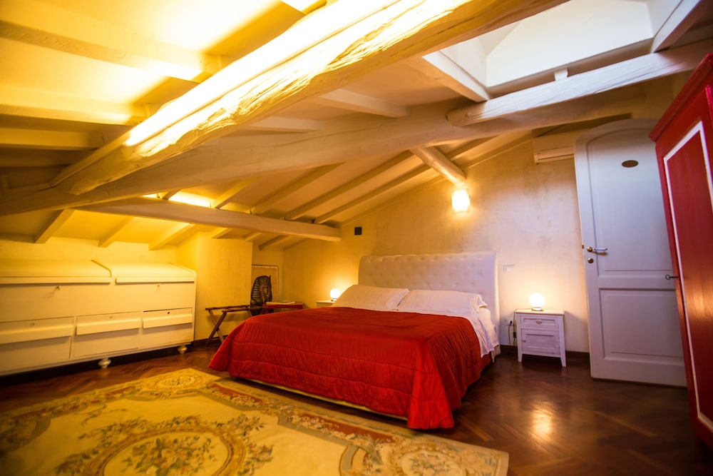 Penthouse (4th Floor NO ELEVATOR) photo 1
