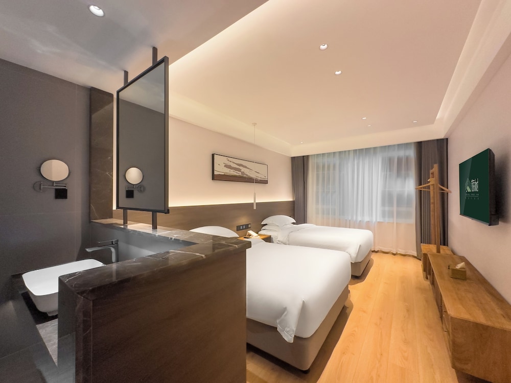 Business Twin Room, 2 Double Beds, Private Bathroom, Hill View photo 2