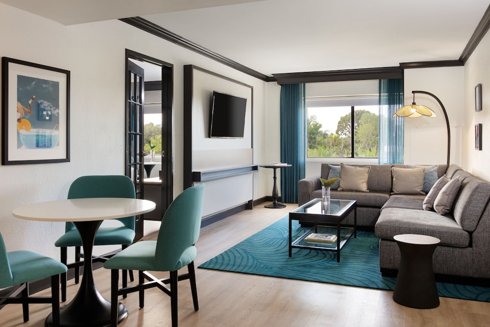 Luxury Suite, 1 Bedroom, Pool View - Photo 1
