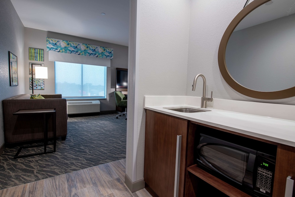 Studio, 1 King Bed, Refrigerator & Microwave (Wet bar) - Photo 4