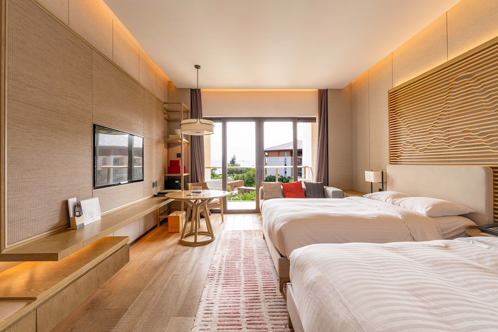 Deluxe Room, 2 Double Beds, Partial Sea View photo 1