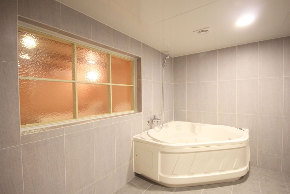 Premium Twin Room photo 3