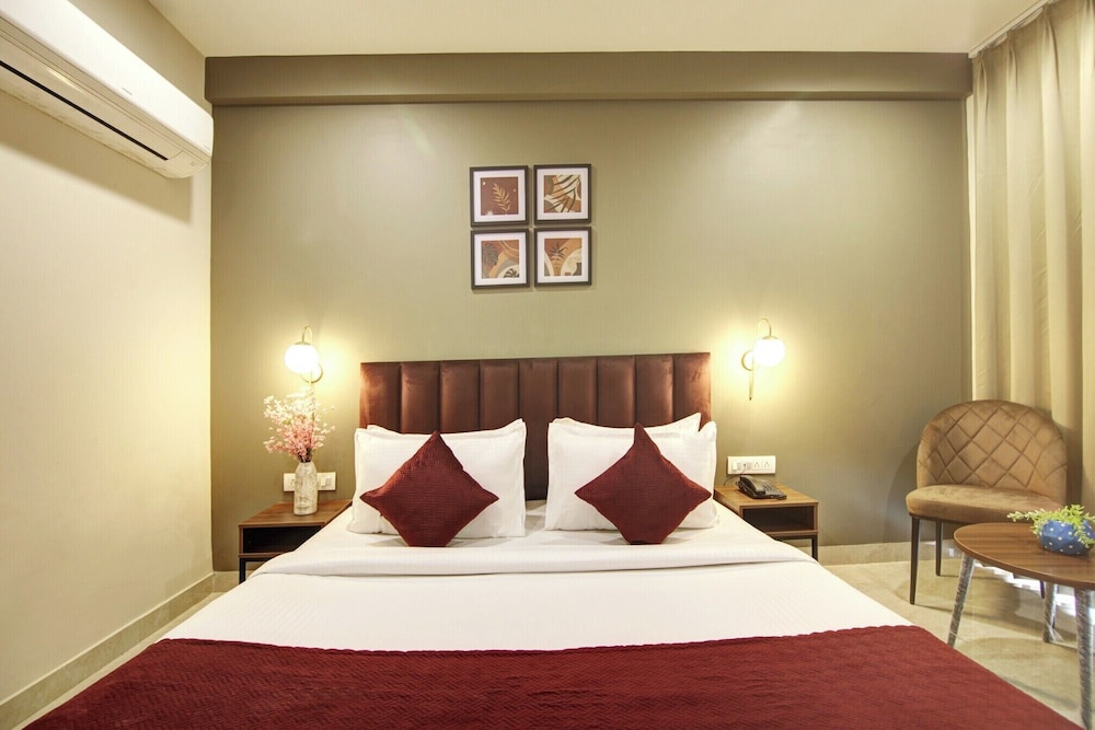 Superior Room with Balcony - Photo 4