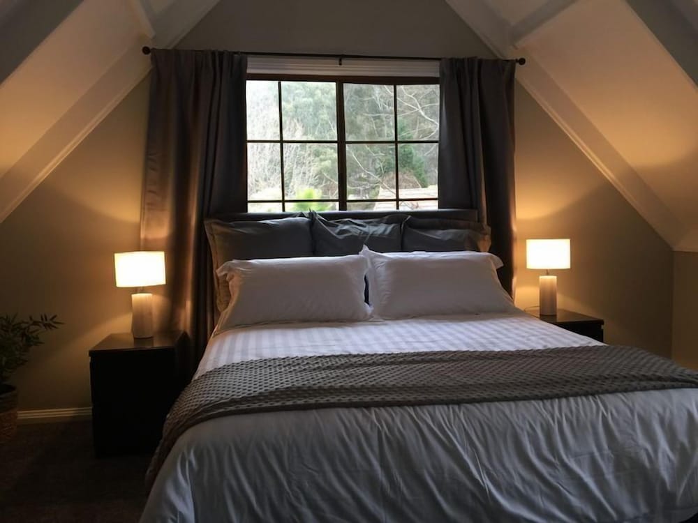 House, 5 Bedrooms photo 2