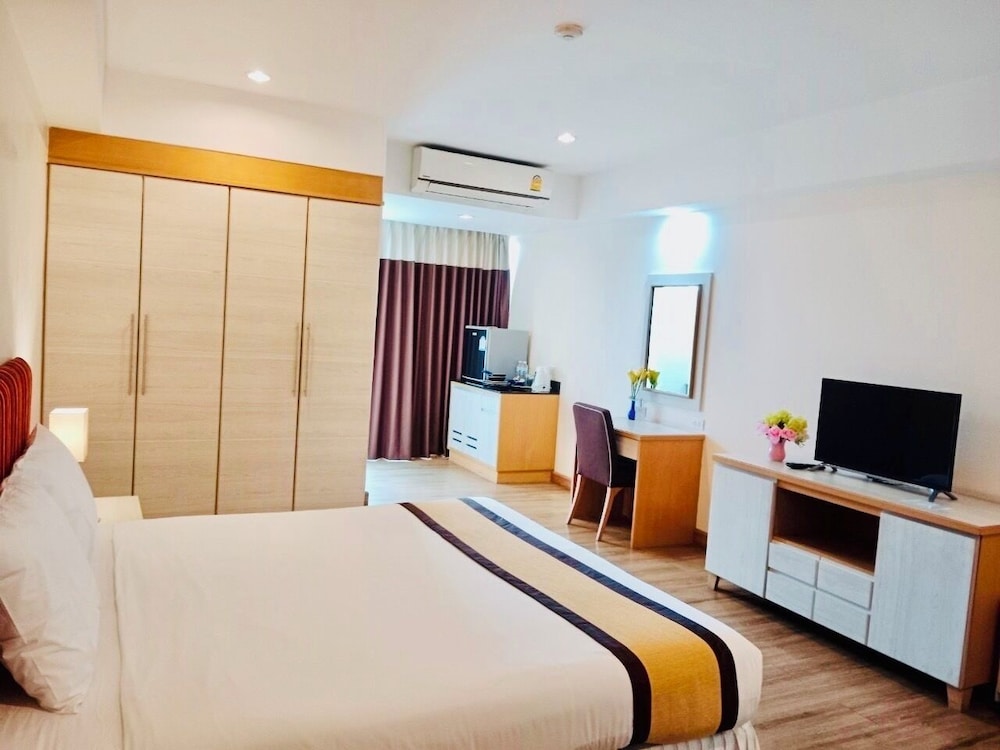 Deluxe Studio, 1 King Bed, Non Smoking photo 2