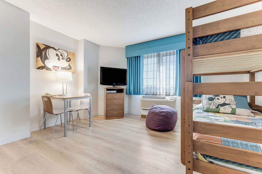 Suite, Multiple Beds (Kids Suite One Queen with Bunk Bed) photo 3