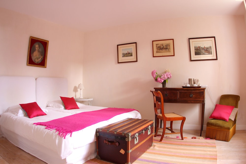 Double Room (Rose)