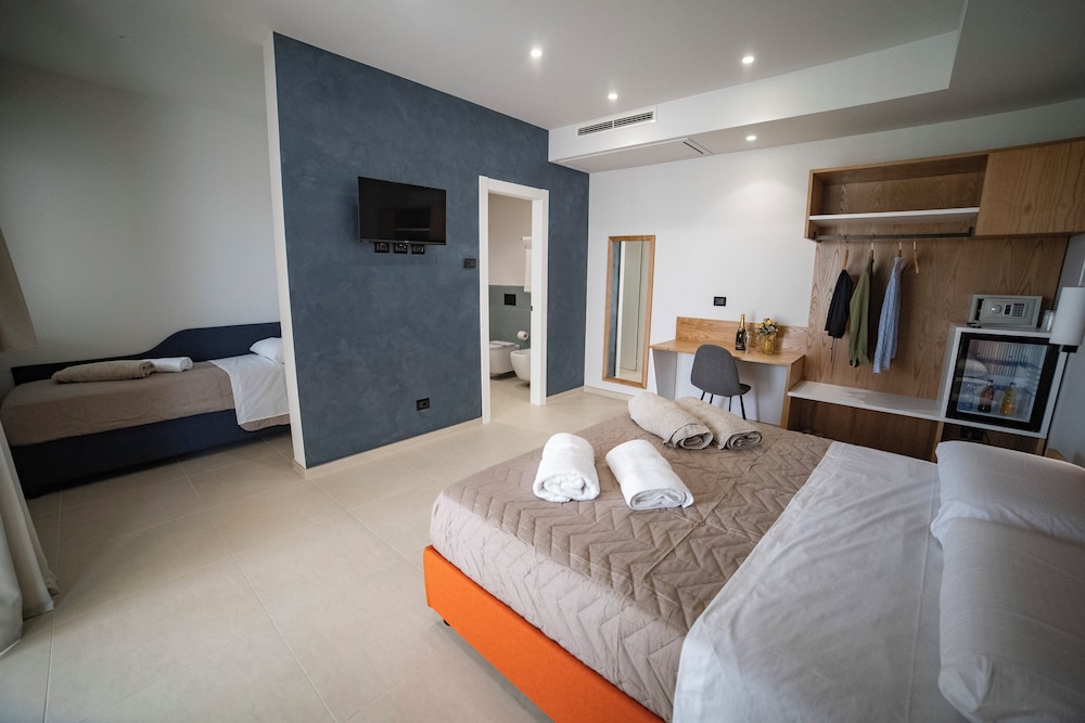 Superior Triple Room, Pool View