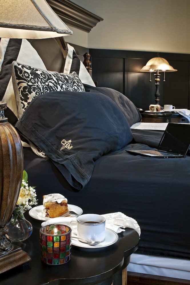 Luxury Suite, 1 King Bed, Jetted Tub, Courtyard Area (German Decor) photo 3