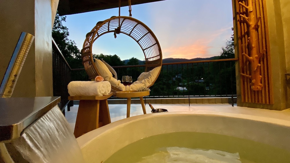 Honeymoon Suite with Bathtub on the Balcony - Photo 4
