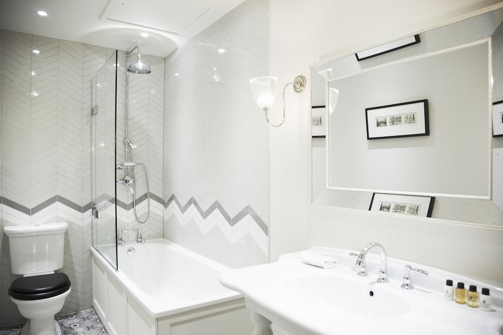 Executive Room, 1 King Bed (located at 4 West Coates)