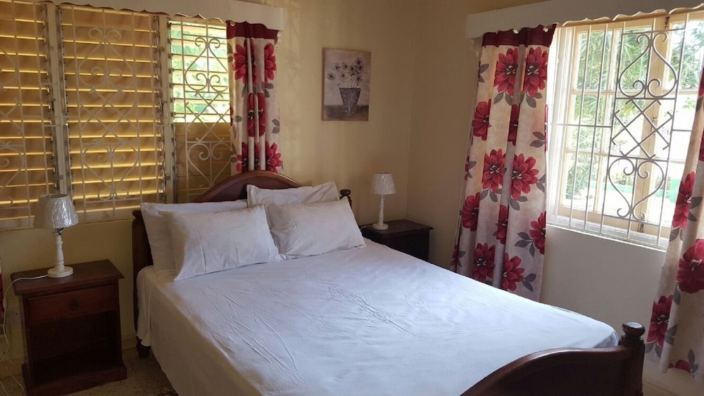 Family House, 3 Bedrooms, Pool View, Poolside