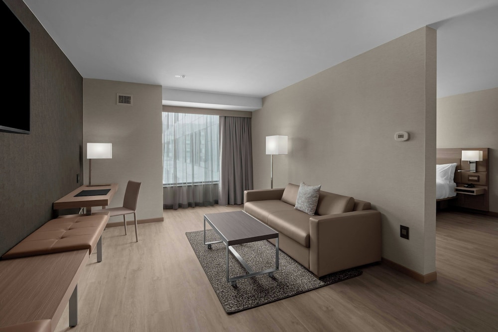 Suite, 1 Bedroom (Mobility/Hearing Access, Roll-in Shwr) photo 3